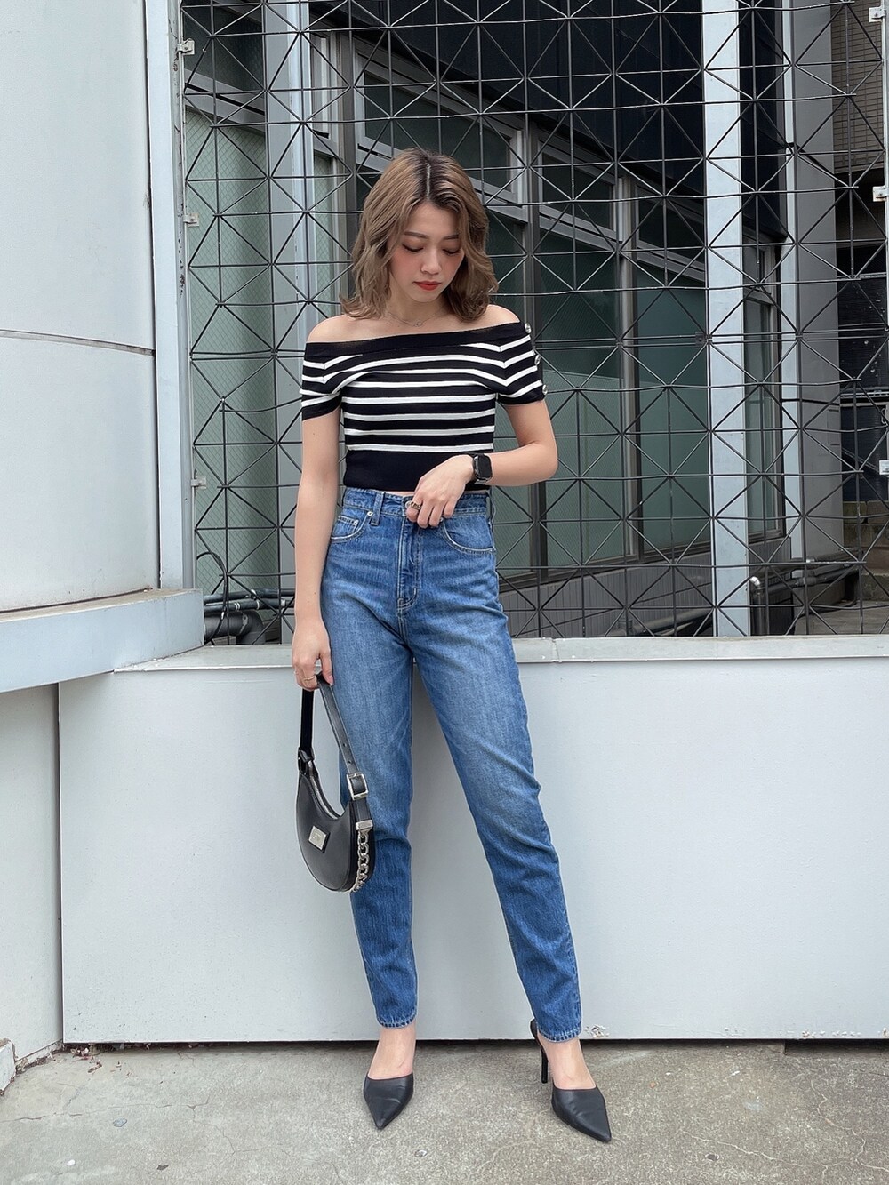 その他のニット/セーター、ブルー系のデニムパンツ、ブラック系のパンプスを着用したレディースの春コーディネートの2枚目の写真