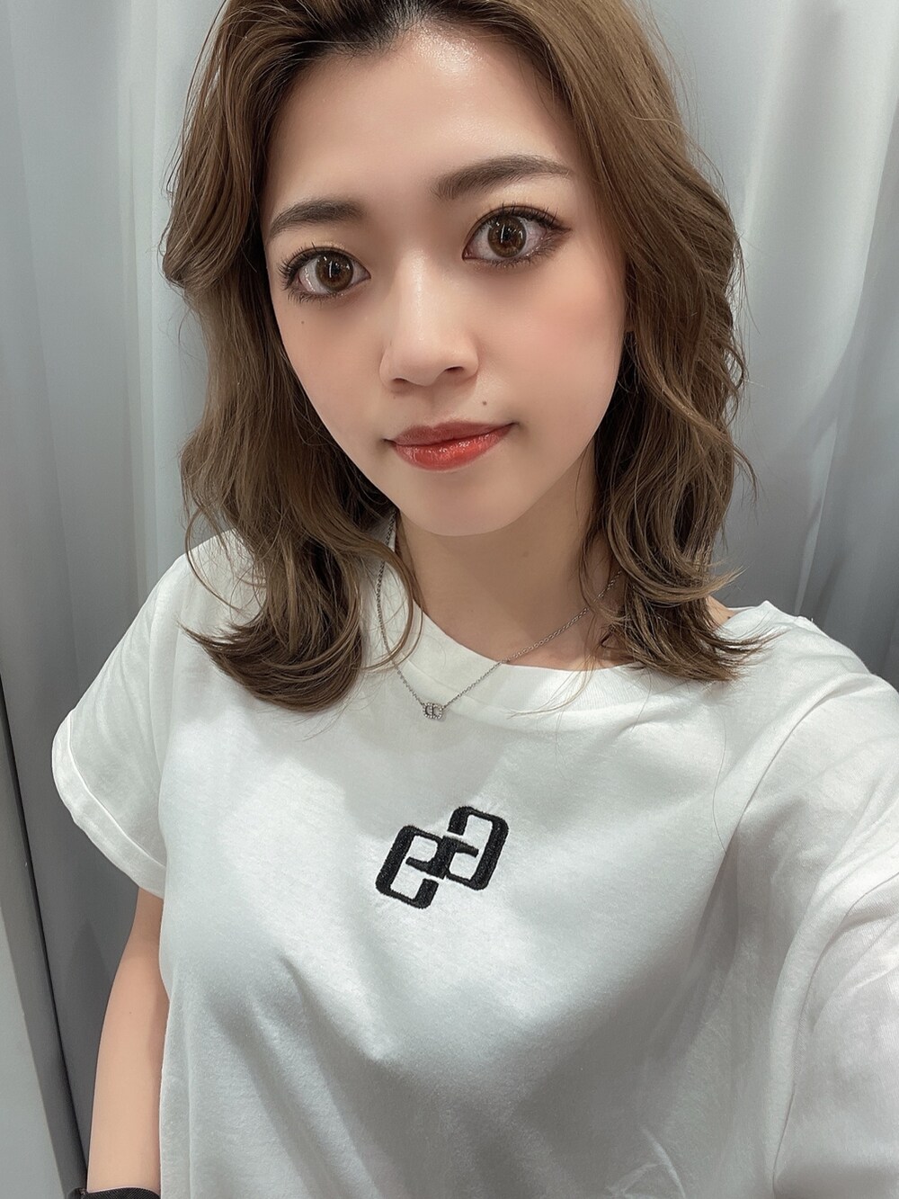 ホワイト系のTシャツ/カットソー、ブルー系のデニムパンツ、ブラック系のパンプスを着用したレディースの春コーディネートの6枚目の写真