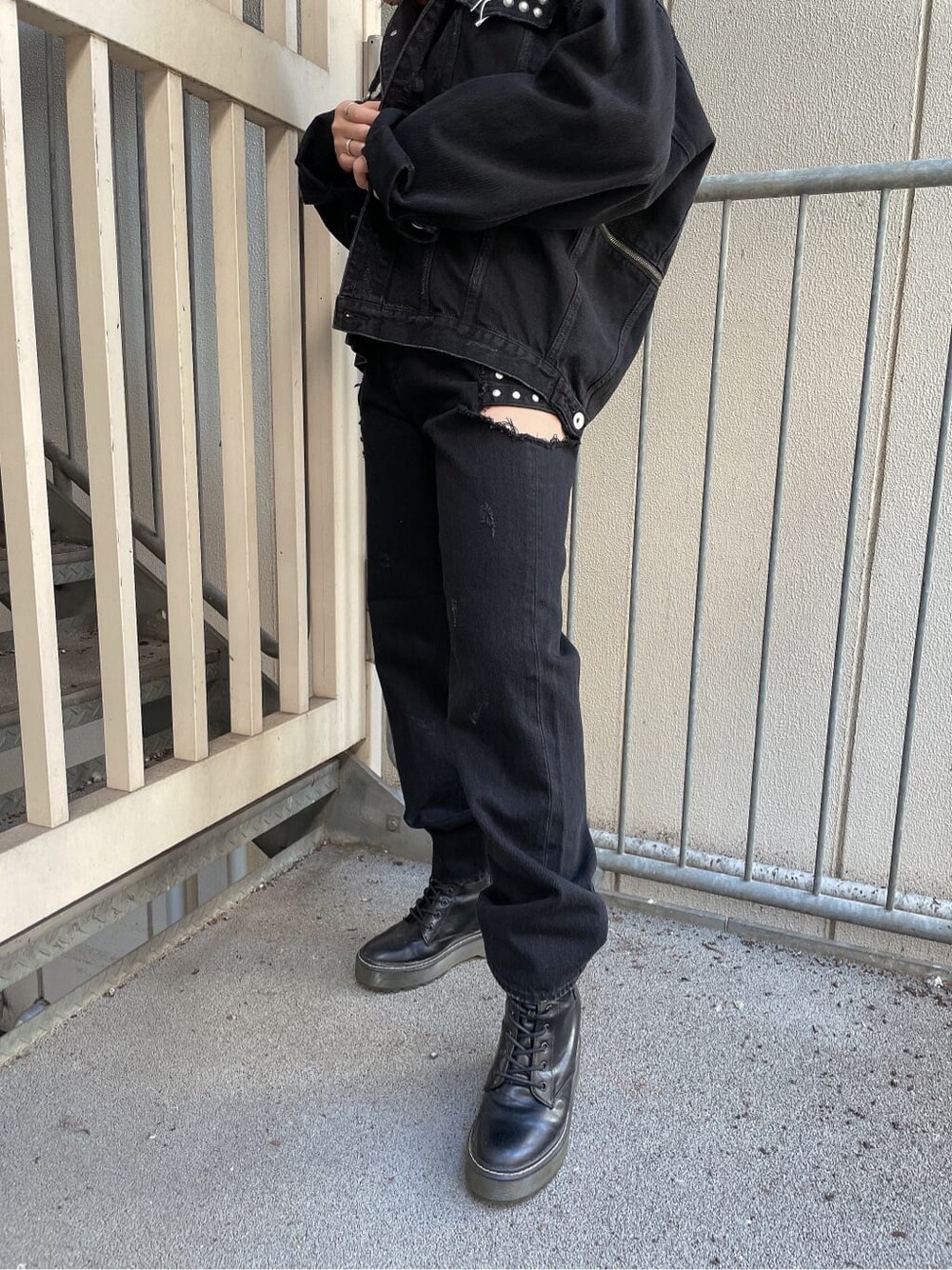 ブラック系のブーツ、ブラック系のデニムジャケット、ブラック系のニット/セーターを着用したレディースの秋コーディネートの7枚目の写真