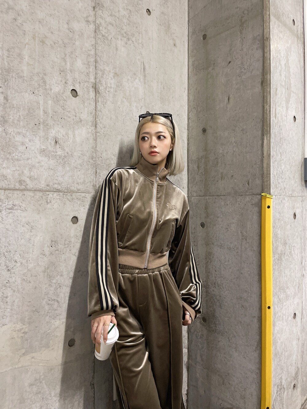 ベージュ系のブルゾン、ベージュ系のその他パンツを着用したレディースの秋コーディネートの4枚目の写真