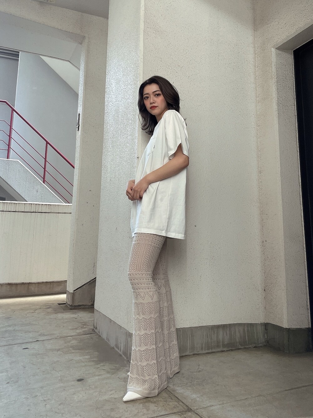 ホワイト系のTシャツ/カットソー、ホワイト系のその他パンツ、ホワイト系のパンプスを着用したレディースの春コーディネートの2枚目の写真