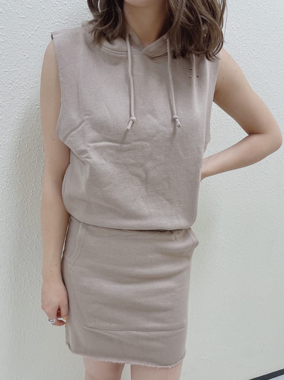 ベージュ系のスカート、ベージュ系のTシャツ/カットソーを着用したレディースの夏コーディネートの8枚目の写真