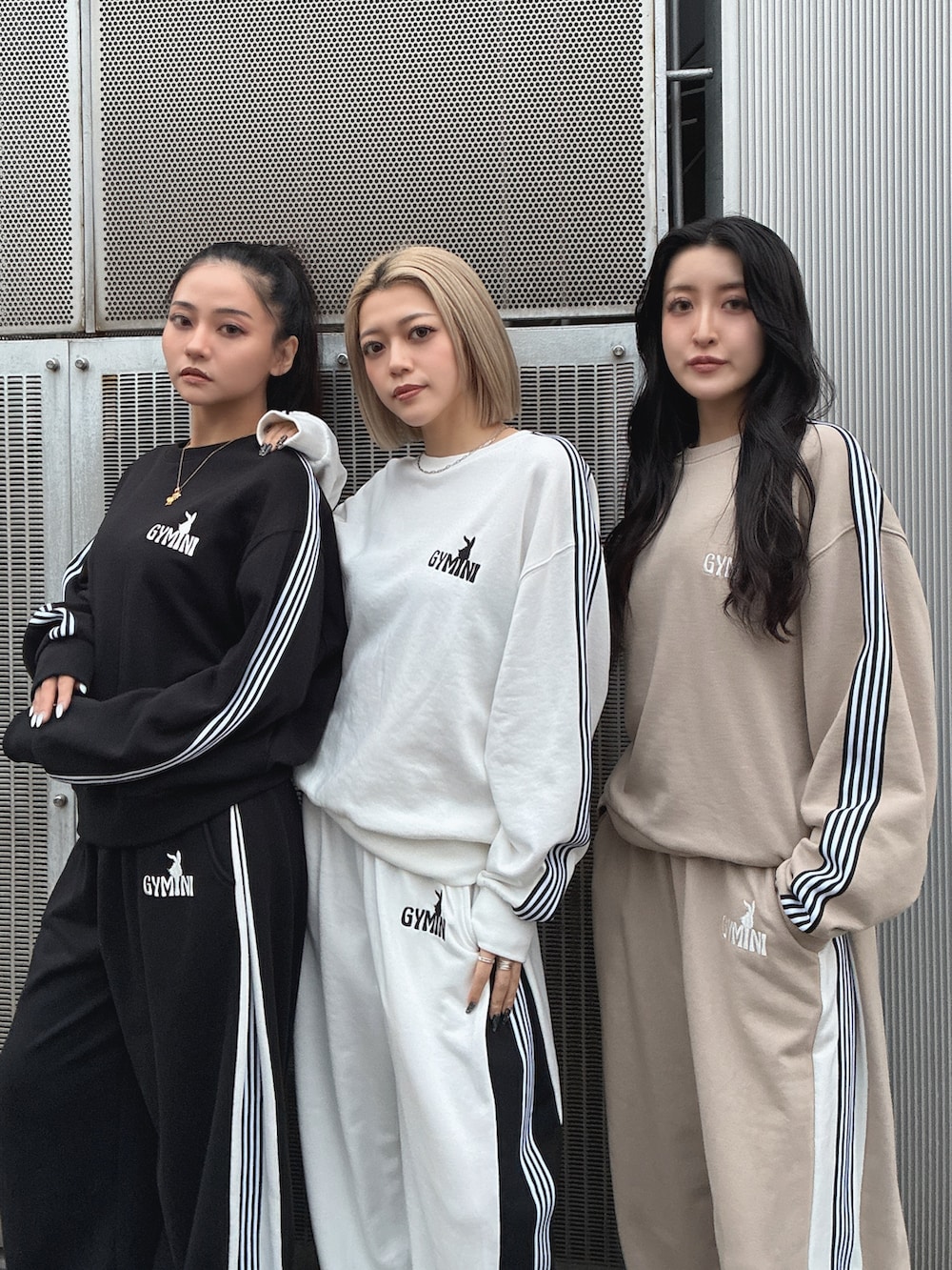 ベージュ系のスウェット、ベージュ系のスウェットパンツ、ホワイト系のスウェットを着用したレディースの冬コーディネートの2枚目の写真