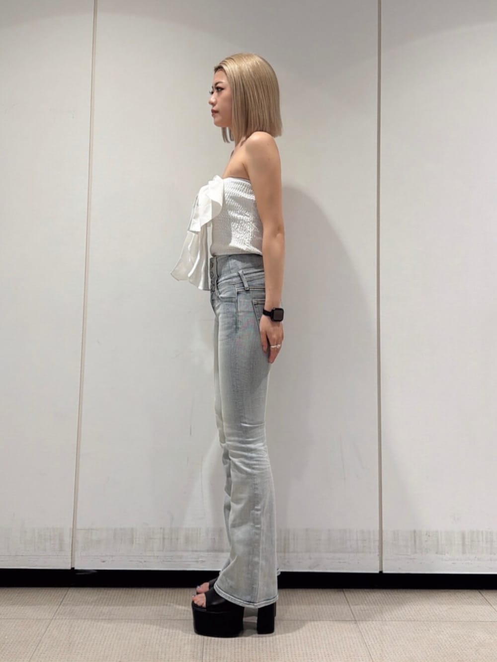ブラック系のサンダル、ホワイト系のシャツ/ブラウス、ブルー系のデニムパンツを着用したレディースの夏コーディネートの2枚目の写真