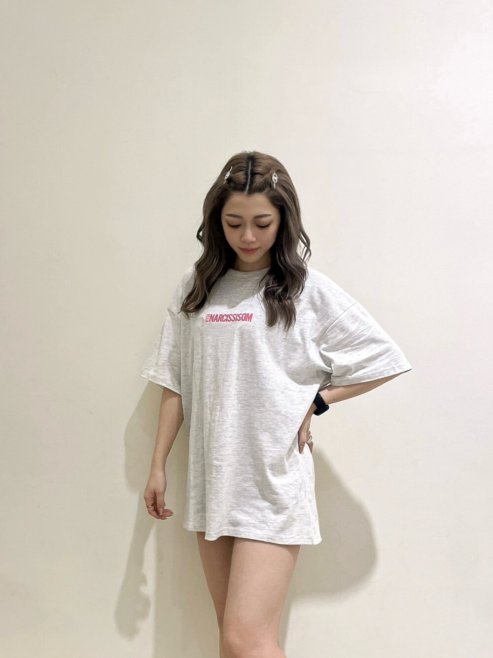 ホワイト系のTシャツ/カットソー、ブラック系のサンダル、ブラック系のソックス/靴下を着用したレディースの春コーディネートの4枚目の写真