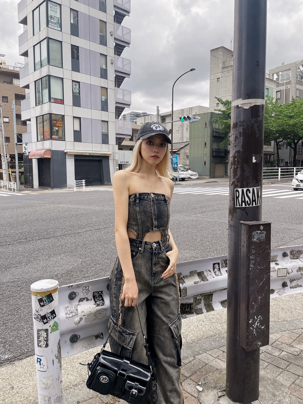 その他のつなぎ/オールインワン、ブラック系のハンドバッグ、ブラック系のキャップを着用したレディースの夏コーディネートの3枚目の写真