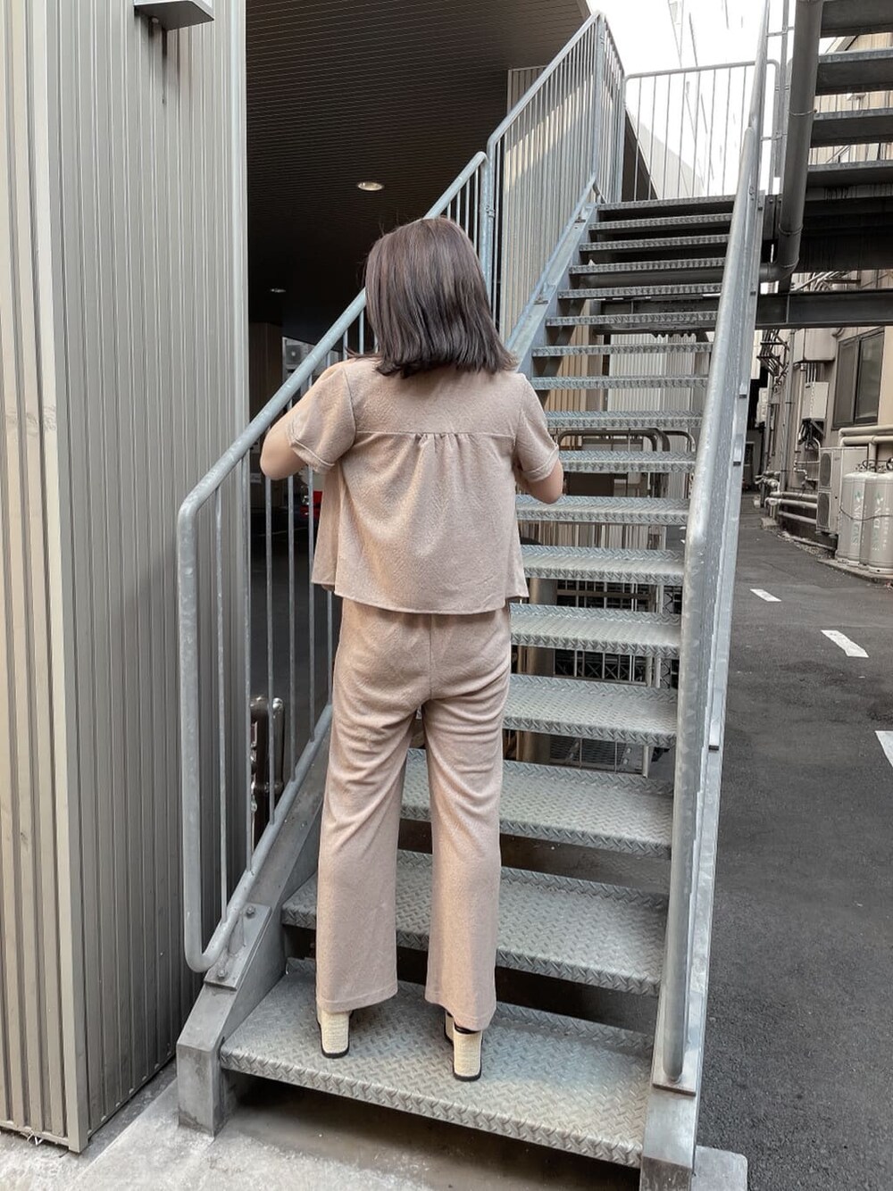 ブラック系のキャミソール、ゴールド系のネックレスを着用したレディースの夏コーディネートの3枚目の写真