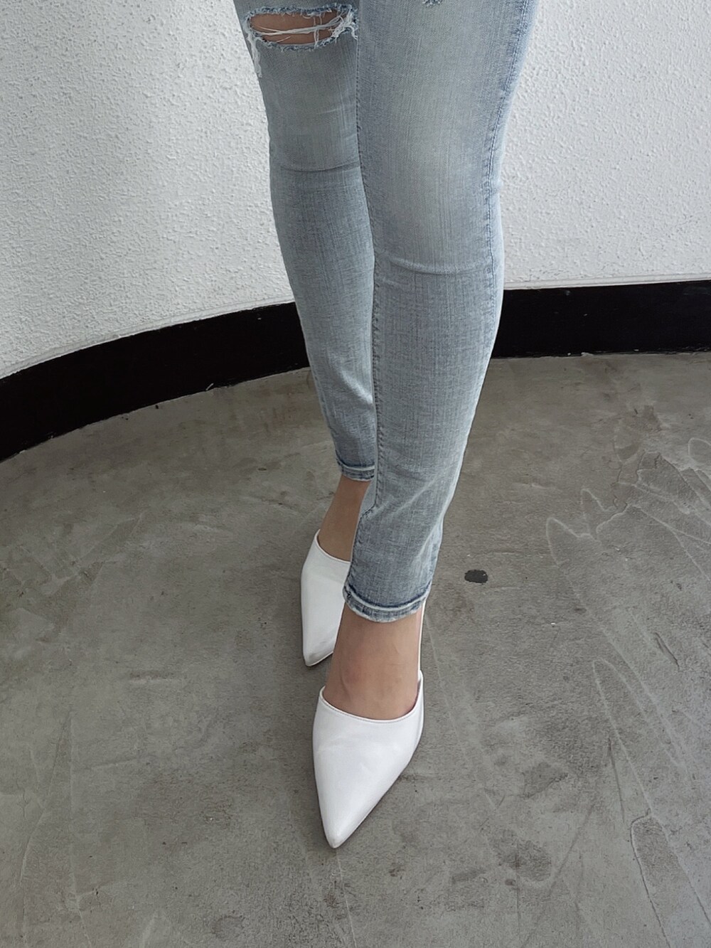 ベージュ系のニット/セーター、ブルー系のデニムパンツ、ホワイト系のパンプスを着用したレディースの冬コーディネートの7枚目の写真