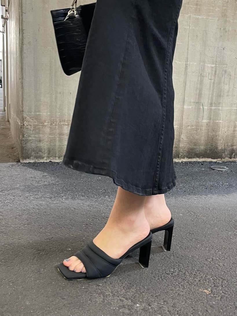 ホワイト系のシャツ/ブラウス、ブラック系のハンドバッグ、ブラック系のサンダルを着用したレディースの夏コーディネートの7枚目の写真