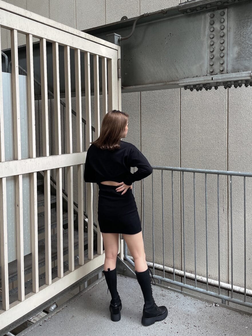 ベージュ系のMA-1、ブラック系のワンピース、ブラック系のブーツを着用したレディースの秋コーディネートの2枚目の写真