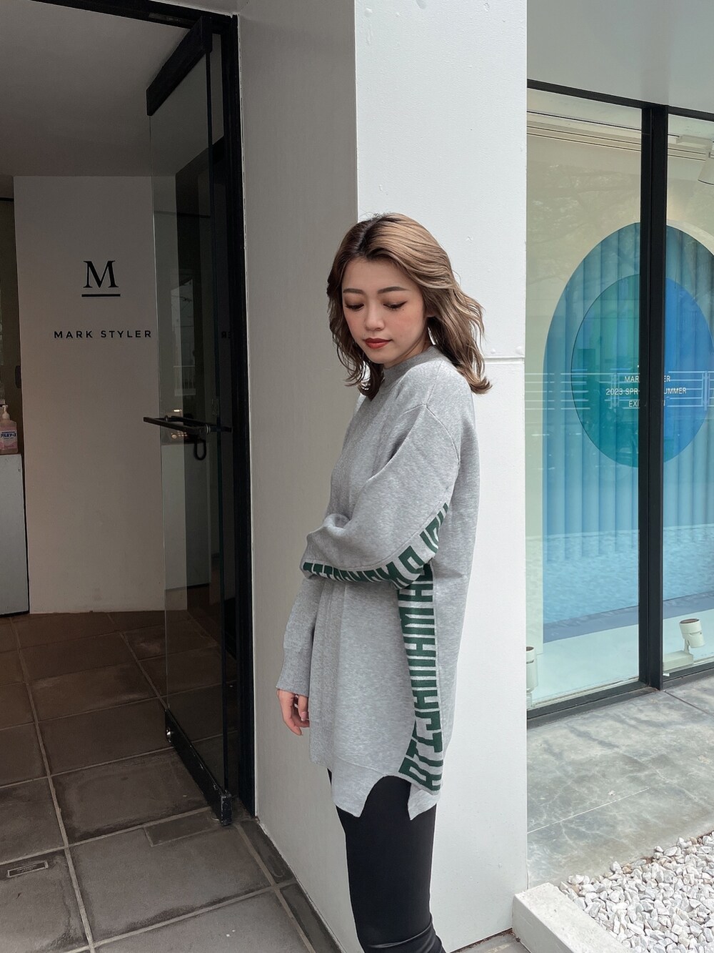 グレー系のニット/セーター、ブラック系のその他パンツ、ブラック系のパンプスを着用したレディースの春コーディネートの5枚目の写真