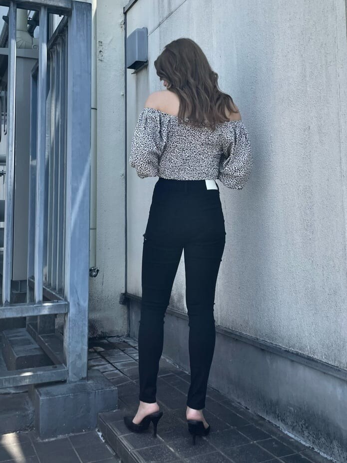 ブラック系のパンプス、ブラック系のその他パンツ、その他のシャツ/ブラウスを着用したレディースの春コーディネートの2枚目の写真
