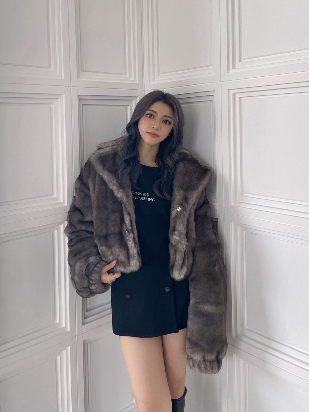 グレー系のその他アウター、ブラック系のスカート、ブラック系のニット/セーターを着用したレディースの秋コーディネートの4枚目の写真