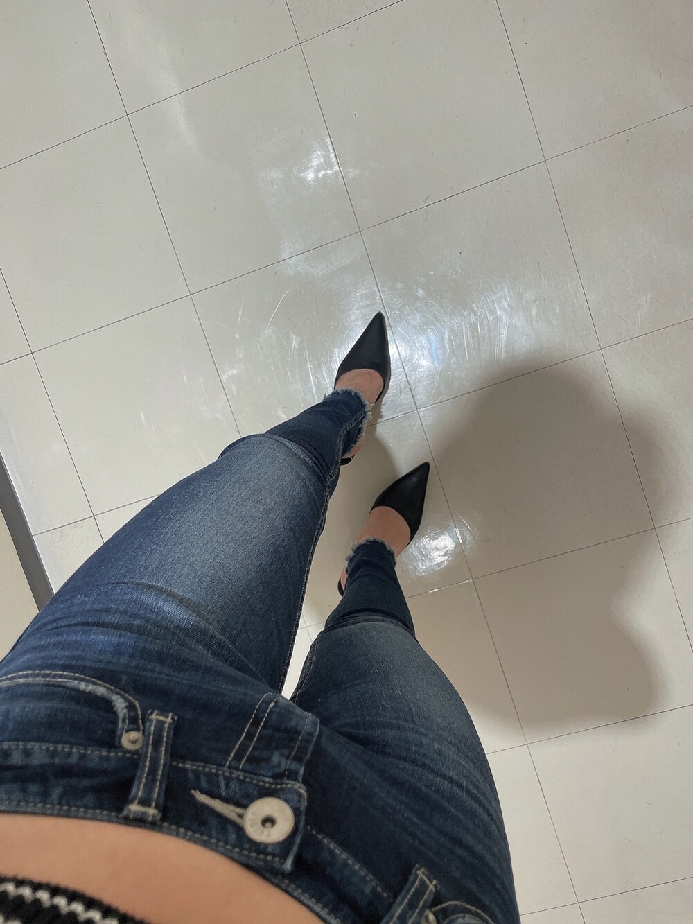 ブルー系のデニムパンツ、ブラック系のパンプス、ブラック系のニット/セーターを着用したレディースの夏コーディネートの7枚目の写真