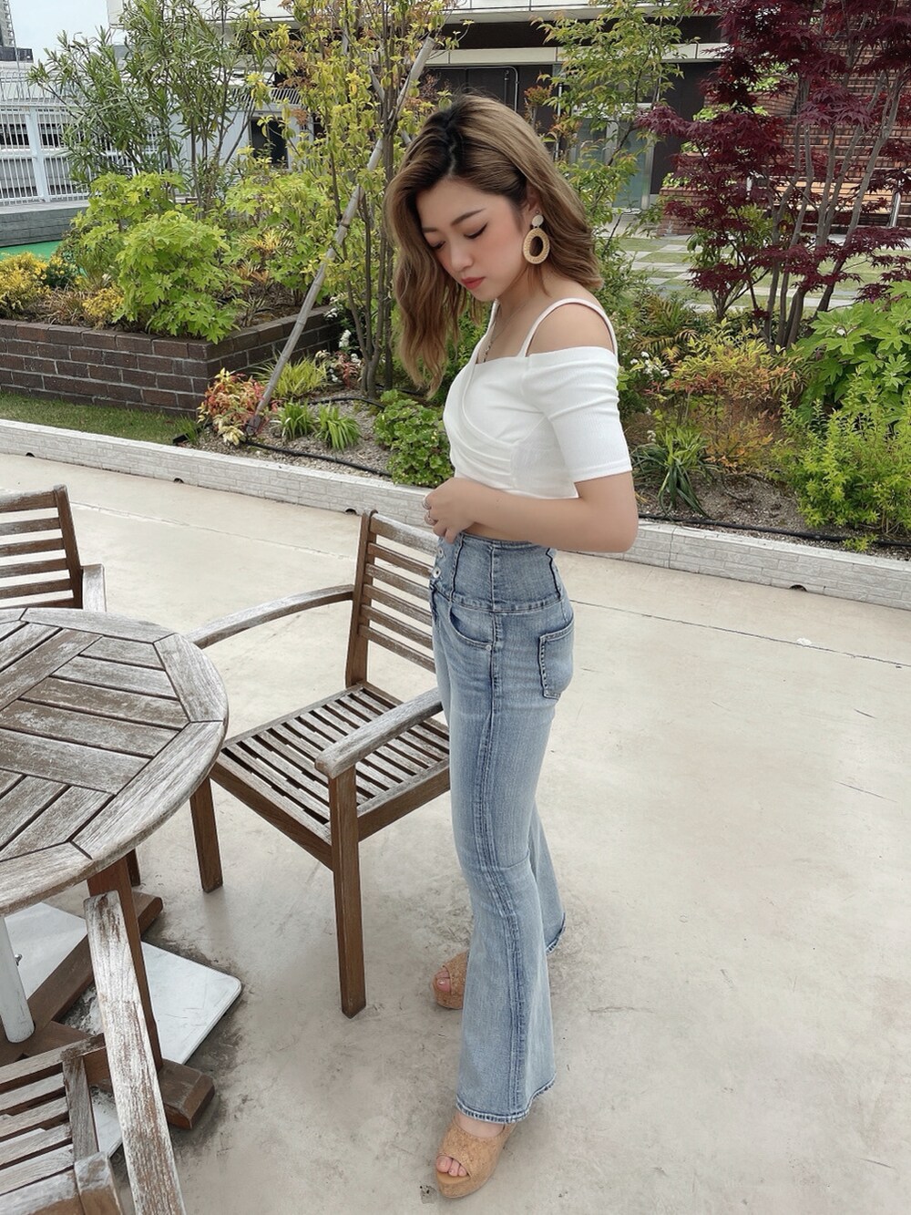 ホワイト系のTシャツ/カットソー、ブルー系のデニムパンツ、ベージュ系のサンダルを着用したレディースの春コーディネートの2枚目の写真