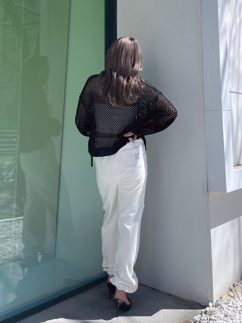 ブラック系のカーディガン/ボレロ、ホワイト系のチューブトップ、ホワイト系のその他パンツを着用したレディースの春コーディネートの2枚目の写真