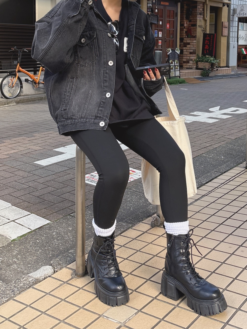 ブラック系のブーツ、ブラック系のデニムジャケットを着用したレディースの冬コーディネートの3枚目の写真