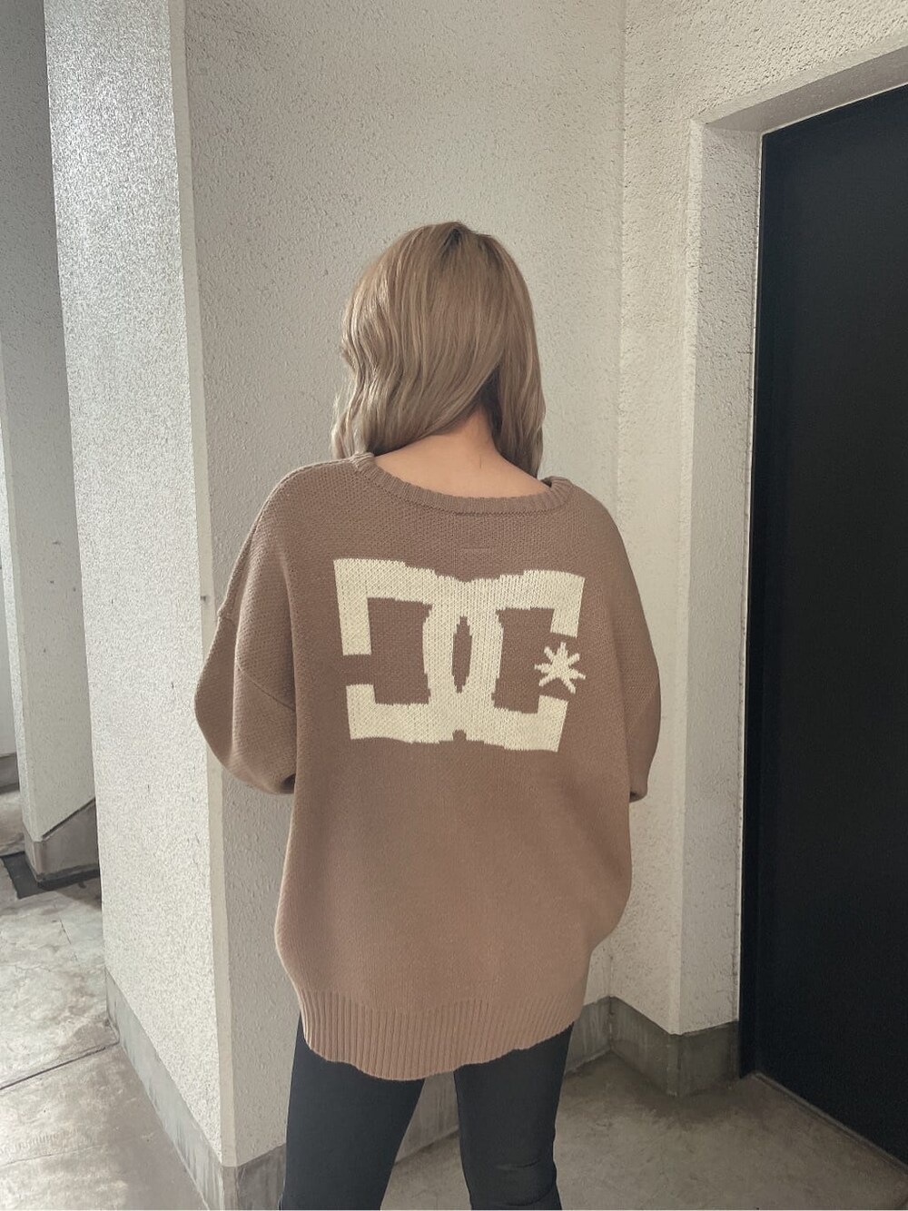 ブラック系のパンプス、ブラック系のその他パンツ、ベージュ系のニット/セーターを着用したレディースの夏コーディネートの4枚目の写真