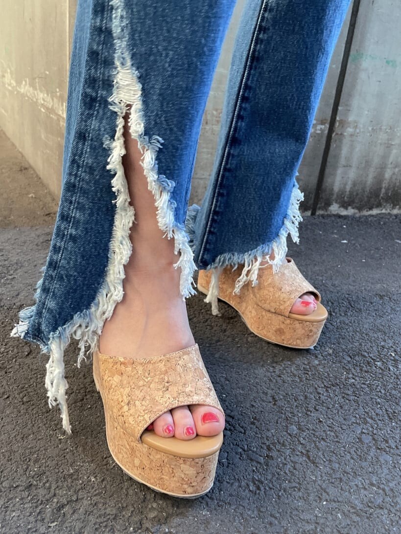 ベージュ系のサンダル、ブルー系のデニムパンツ、ベージュ系のカーディガン/ボレロを着用したレディースの夏コーディネートの8枚目の写真