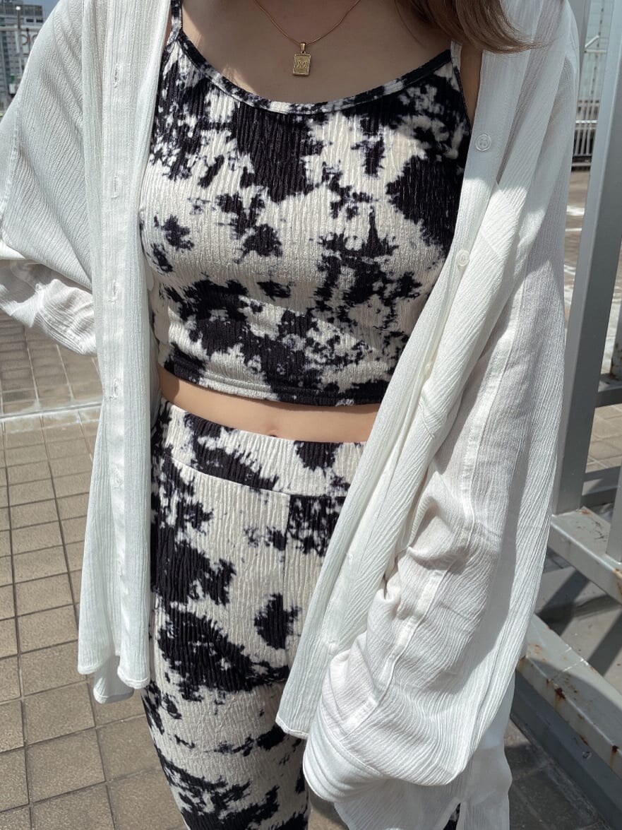 ホワイト系のシャツ/ブラウス、その他のその他パンツ、その他のキャミソールを着用したレディースの夏コーディネートの3枚目の写真