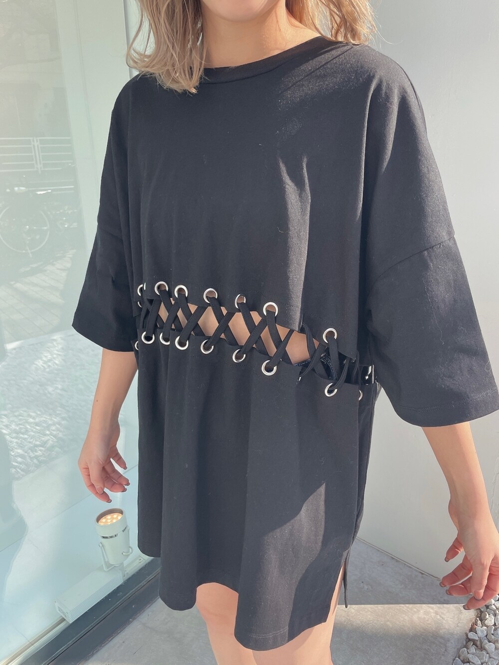 ブラック系のTシャツ/カットソー、ホワイト系のブーツ、ホワイト系のニットキャップ/ビーニーを着用したレディースの冬コーディネートの7枚目の写真