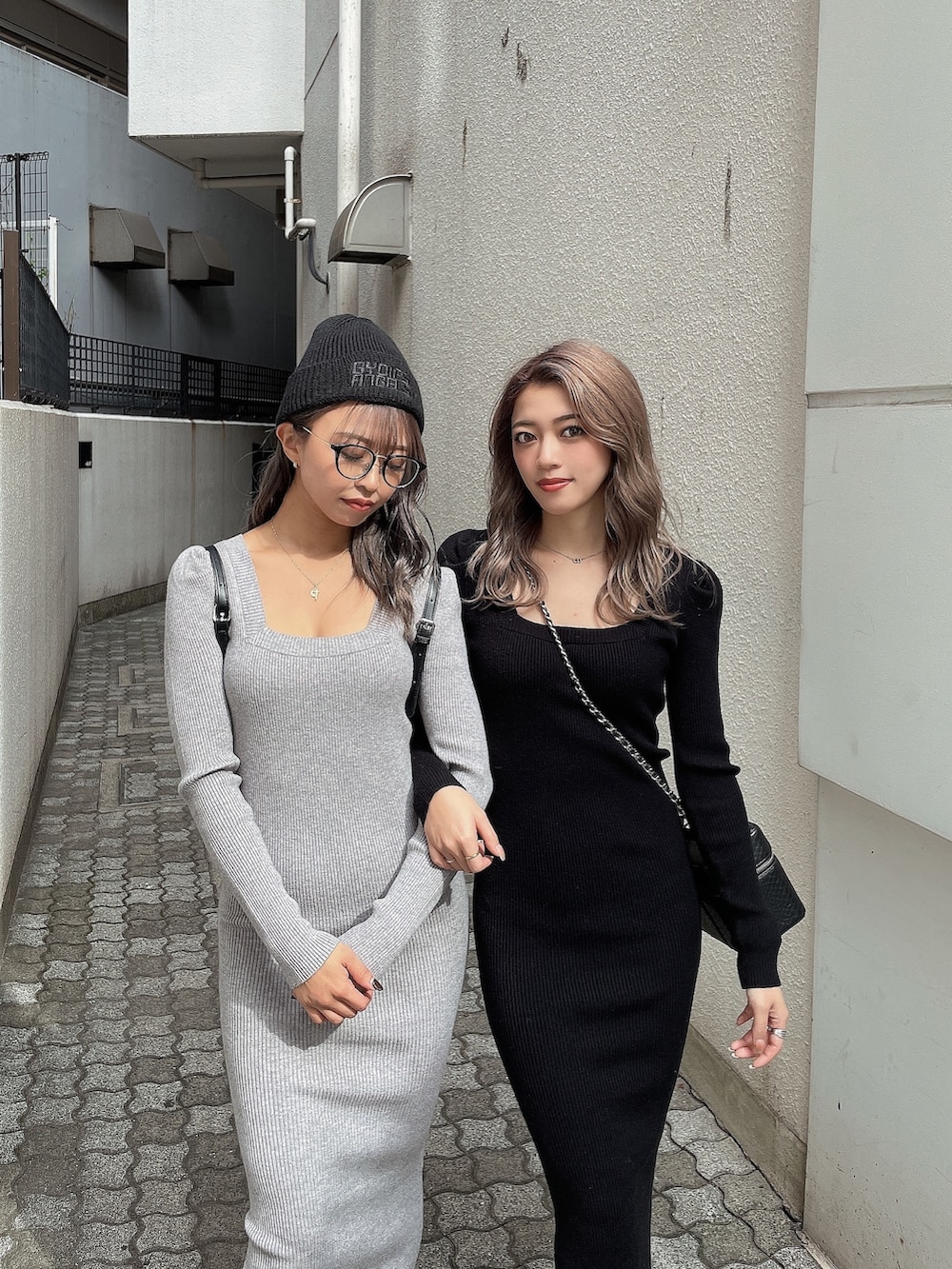 ブラック系のワンピース、グレー系のワンピースを着用したレディースの秋コーディネートの3枚目の写真