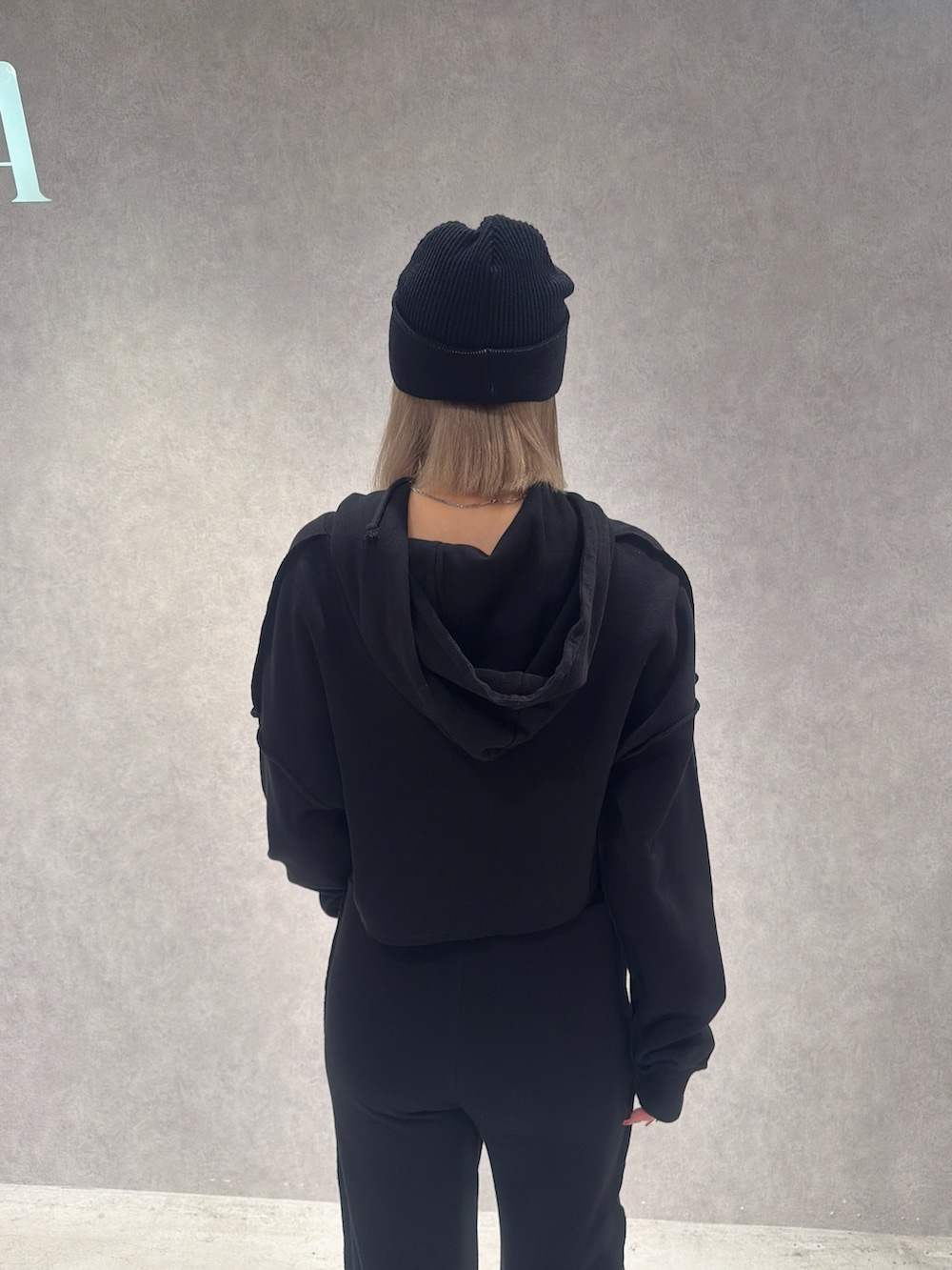 ブラック系のその他パンツ、ブラック系のブーツ、ブラック系のTシャツ/カットソーを着用したレディースの夏コーディネートの5枚目の写真