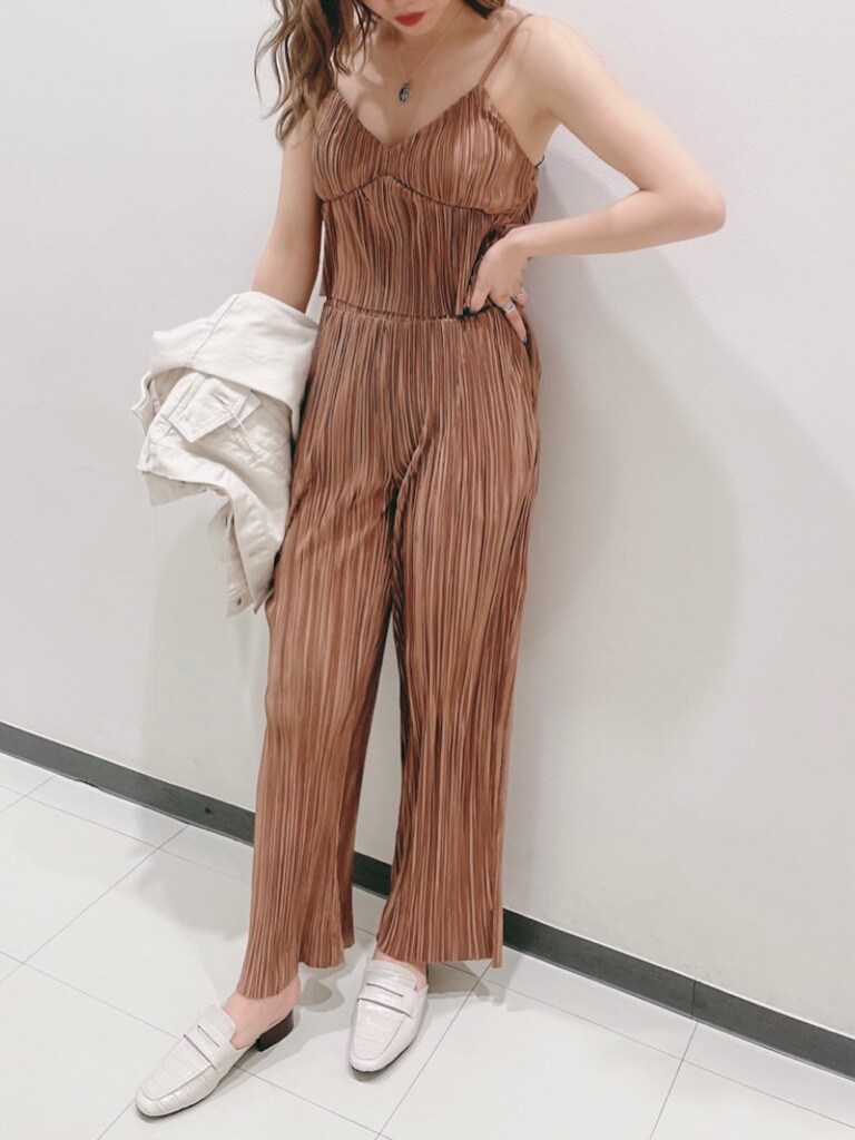 ブラウン系のその他パンツ、ホワイト系のサンダル、ブラウン系のキャミソールを着用したレディースの春コーディネートの3枚目の写真