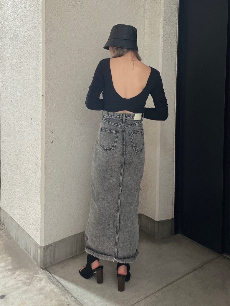 ブラック系のブーツ、ブラック系のデニムスカート、ブラック系のTシャツ/カットソーを着用したレディースの夏コーディネートの3枚目の写真