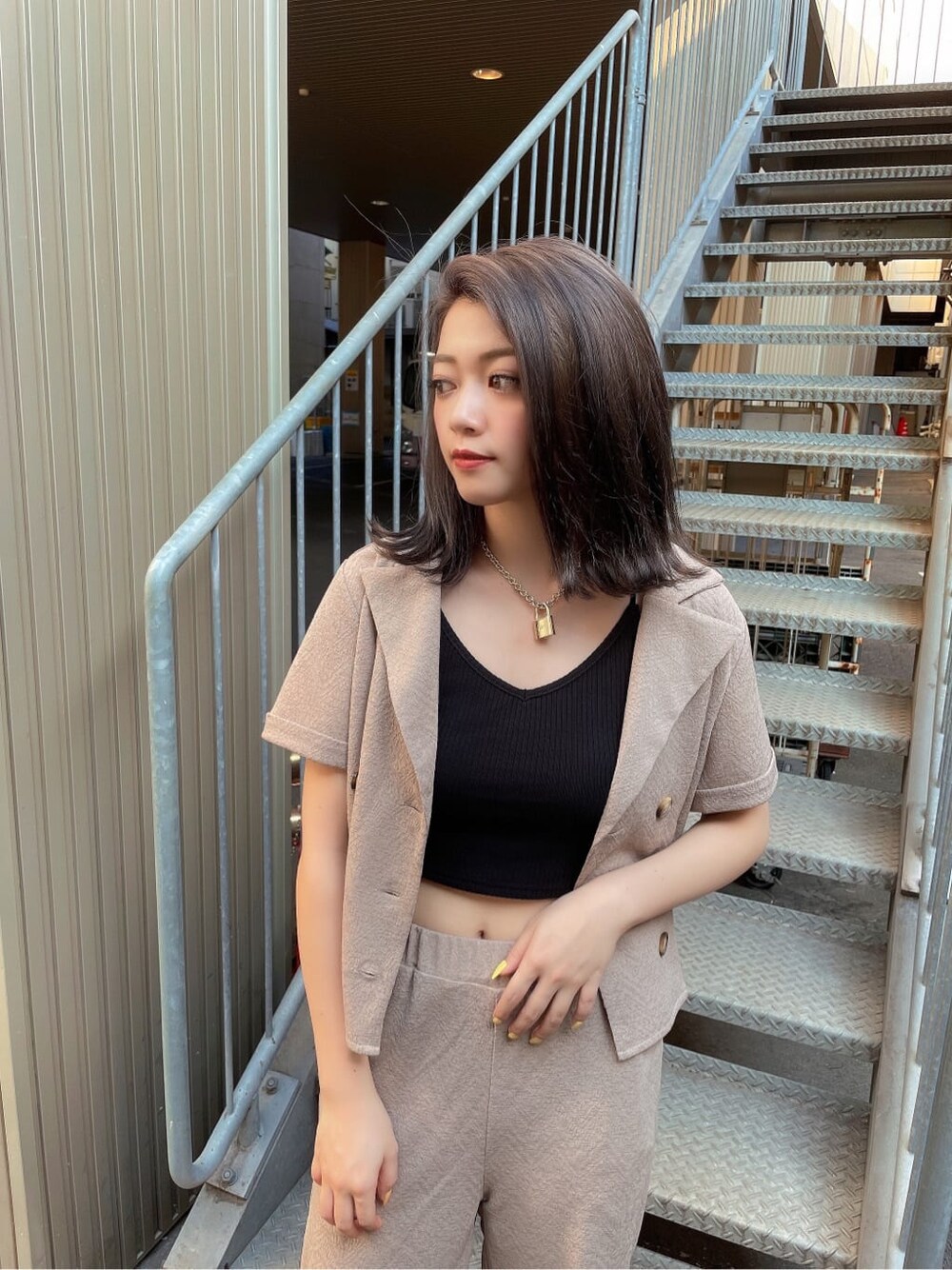 ブラック系のキャミソール、ゴールド系のネックレスを着用したレディースの夏コーディネートの4枚目の写真