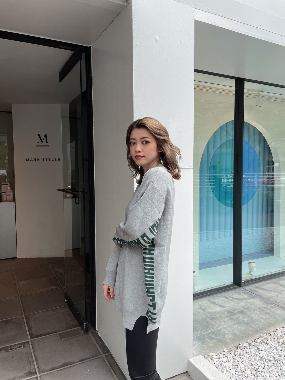 グレー系のニット/セーター、ブラック系のその他パンツ、ブラック系のパンプスを着用したレディースの春コーディネートの3枚目の写真