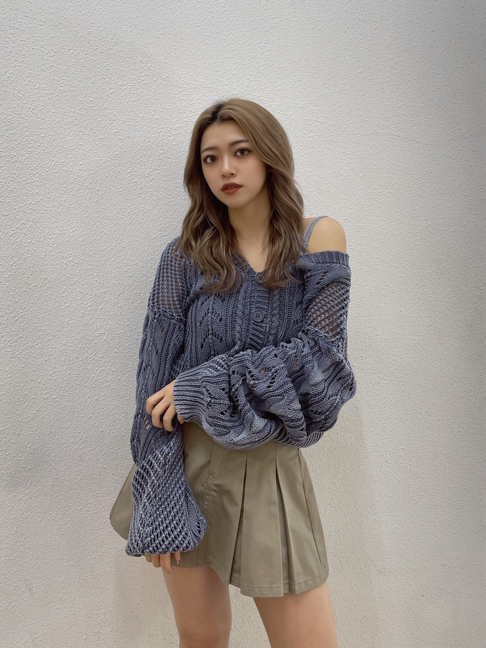 ブルー系のニット/セーター、ベージュ系のスカート、ブラック系のサンダルを着用したレディースの冬コーディネートの3枚目の写真