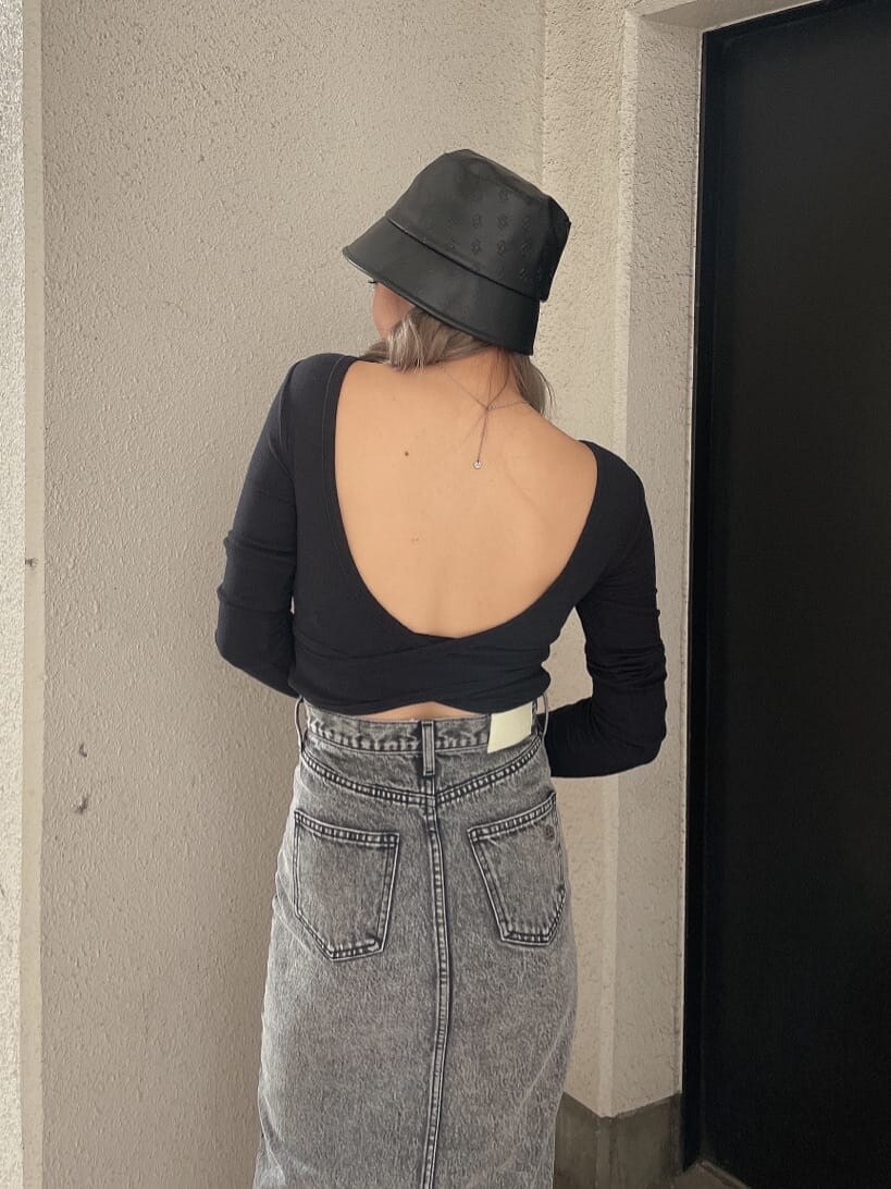 ブラック系のブーツ、ブラック系のデニムスカート、ブラック系のTシャツ/カットソーを着用したレディースの夏コーディネートの5枚目の写真