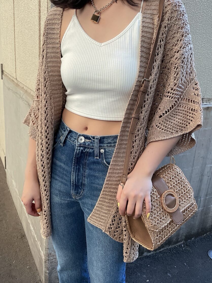 ベージュ系のサンダル、ブルー系のデニムパンツ、ベージュ系のカーディガン/ボレロを着用したレディースの夏コーディネートの4枚目の写真