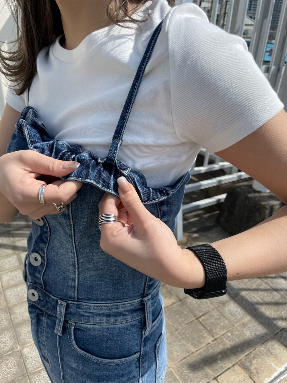 ホワイト系のパンプス、ブルー系のつなぎ/オールインワン、ホワイト系のTシャツ/カットソーを着用したレディースの春コーディネートの5枚目の写真