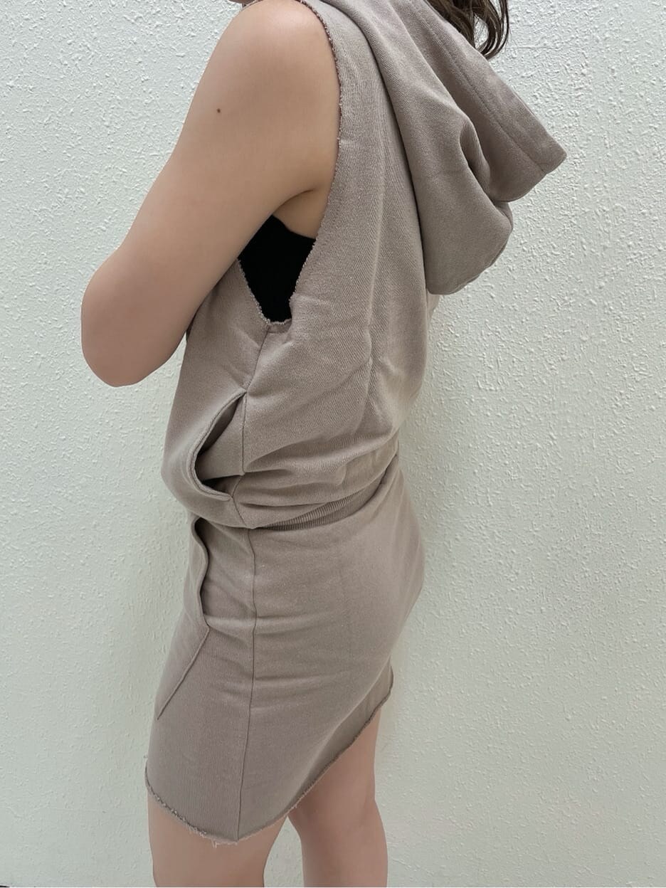 ベージュ系のスカート、ベージュ系のTシャツ/カットソーを着用したレディースの夏コーディネートの6枚目の写真