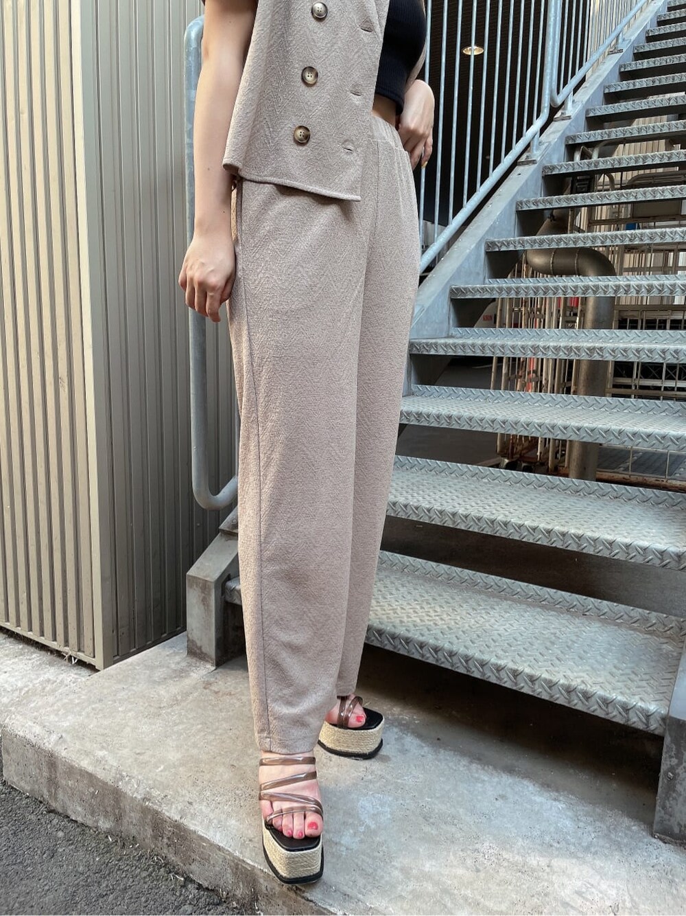 ブラック系のキャミソール、ゴールド系のネックレスを着用したレディースの夏コーディネートの5枚目の写真