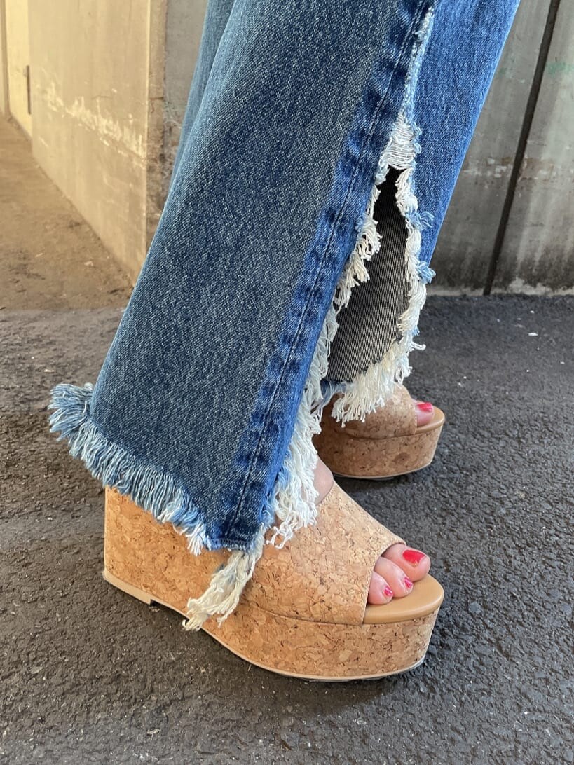 ベージュ系のサンダル、ブルー系のデニムパンツ、ベージュ系のカーディガン/ボレロを着用したレディースの夏コーディネートの9枚目の写真