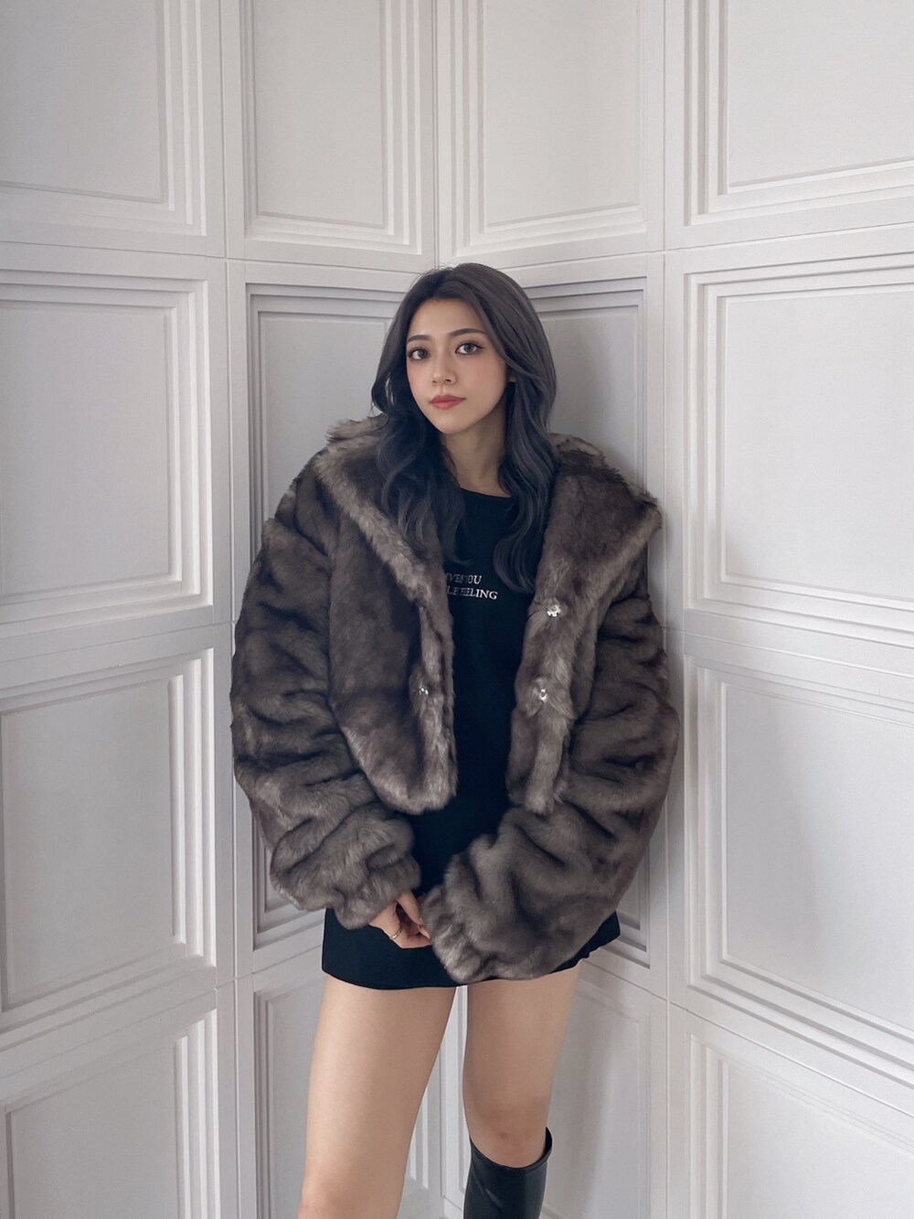 グレー系のその他アウター、ブラック系のスカート、ブラック系のニット/セーターを着用したレディースの秋コーディネートの3枚目の写真