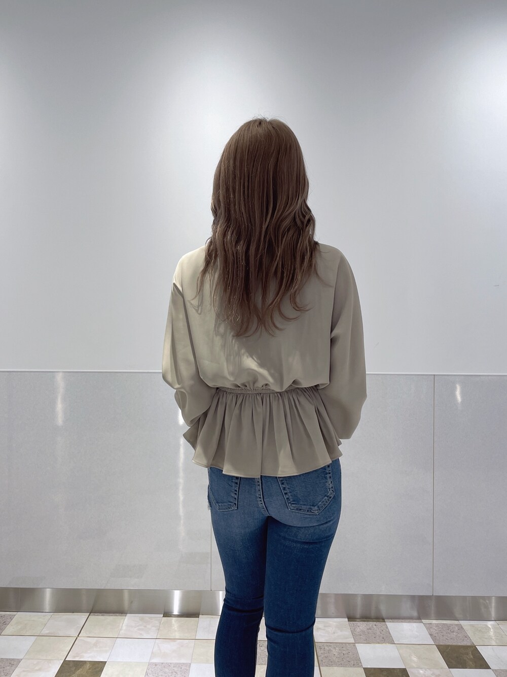 ベージュ系のシャツ/ブラウス、ブルー系のデニムパンツ、ブラック系のパンプスを着用したレディースの冬コーディネートの5枚目の写真