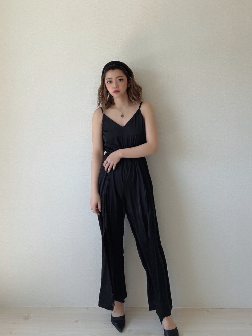 ブラック系のパンプス、ブラック系のチューブトップ、ブラック系のサロペット/オーバーオールを着用したレディースの春コーディネートの3枚目の写真