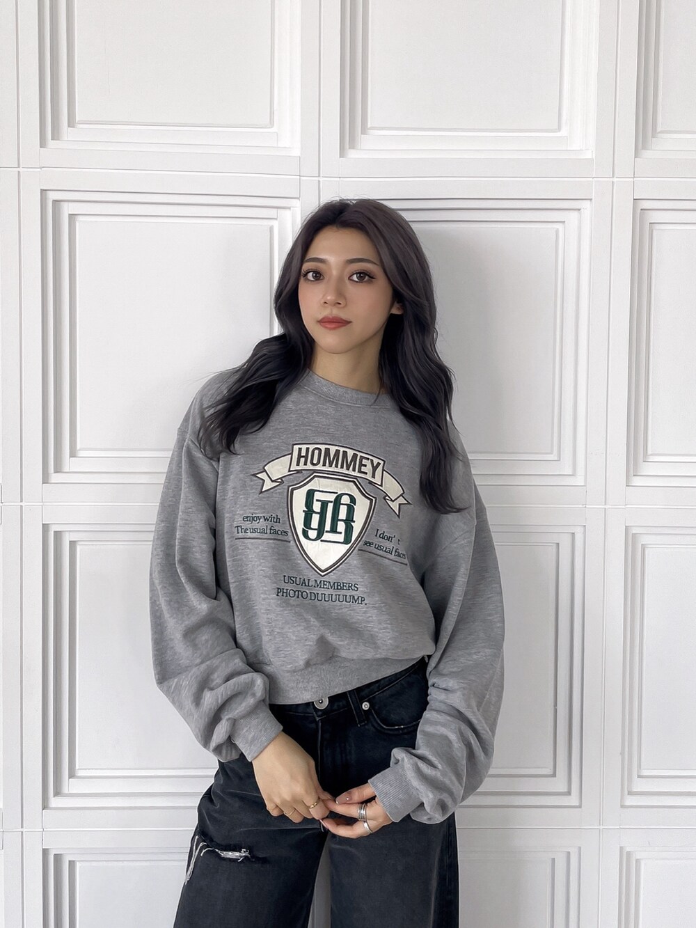 グレー系のスウェット、ブラック系のデニムパンツ、ブラック系のブーツを着用したレディースの秋コーディネートの3枚目の写真