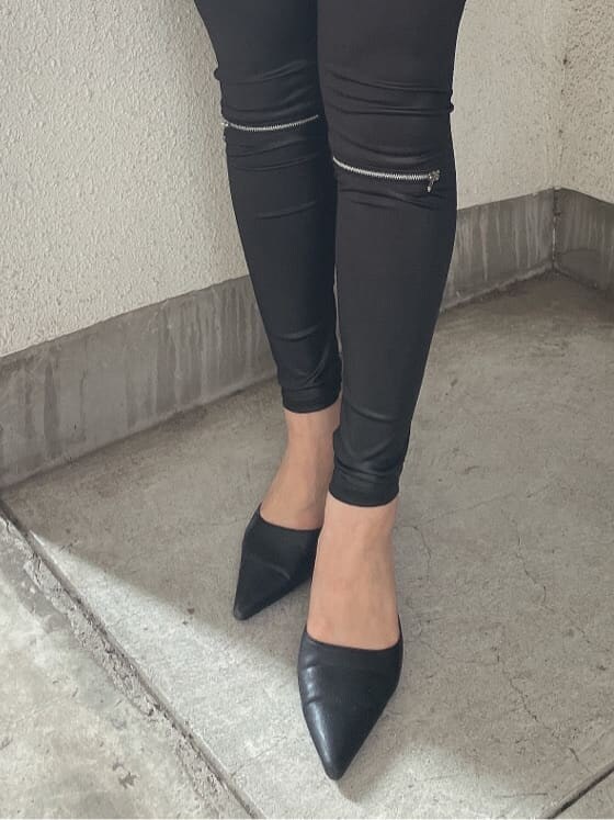 ブラック系のパンプス、ブラック系のその他パンツ、ベージュ系のニット/セーターを着用したレディースの夏コーディネートの7枚目の写真