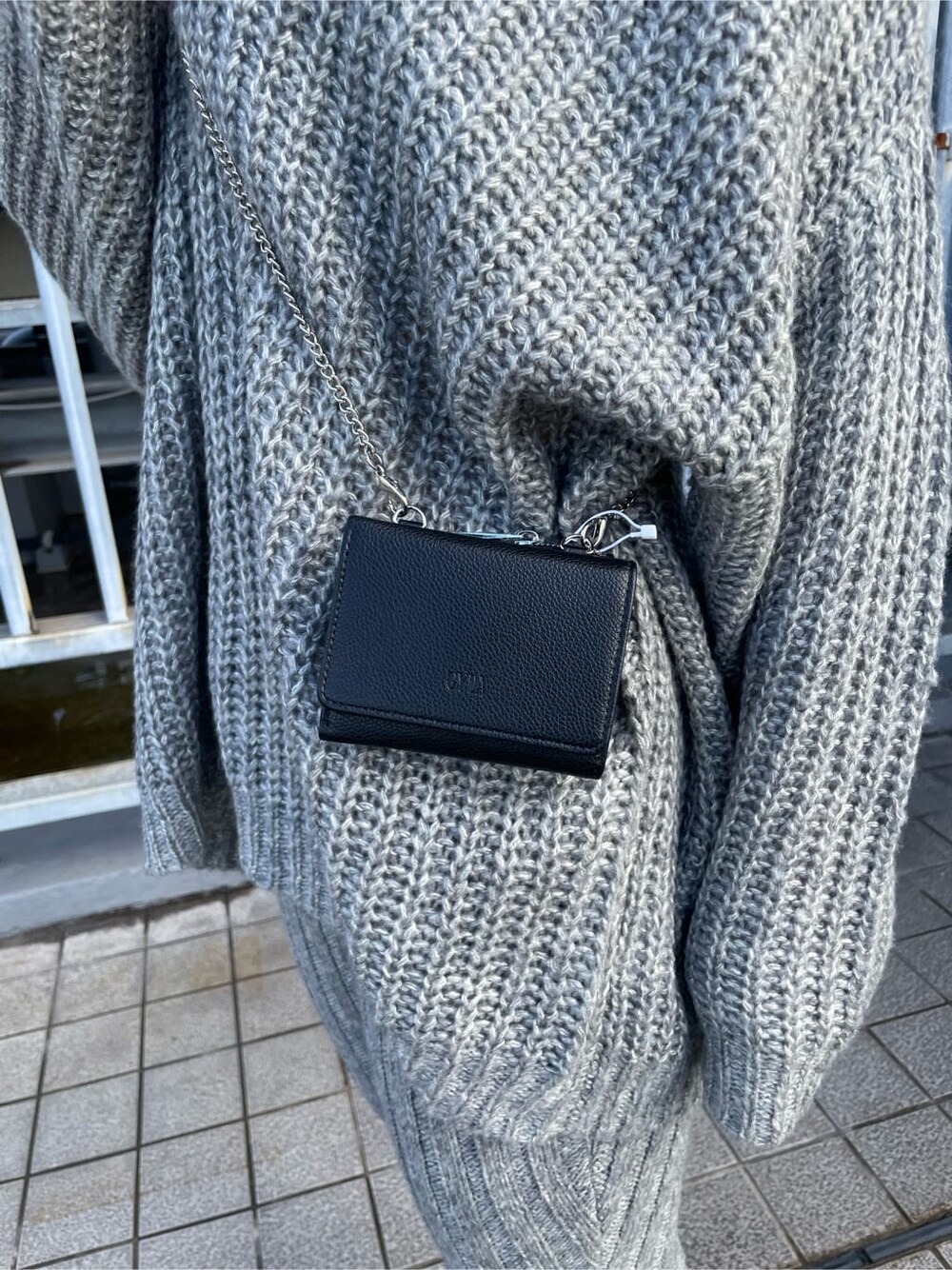 グレー系のその他パンツ、ブラック系のパンプス、グレー系のニット/セーターを着用したレディースの冬コーディネートの5枚目の写真