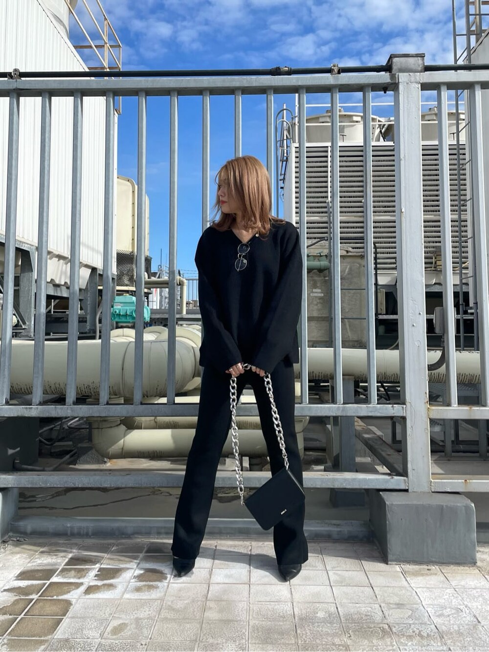 ブラック系のパンプス、ブラック系のショルダーバッグ、ブラック系のその他パンツを着用したレディースの冬コーディネートの3枚目の写真