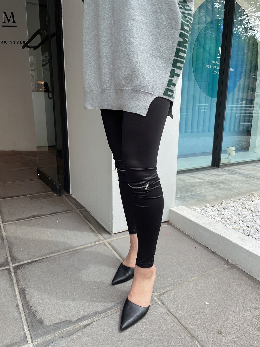 グレー系のニット/セーター、ブラック系のその他パンツ、ブラック系のパンプスを着用したレディースの春コーディネートの7枚目の写真