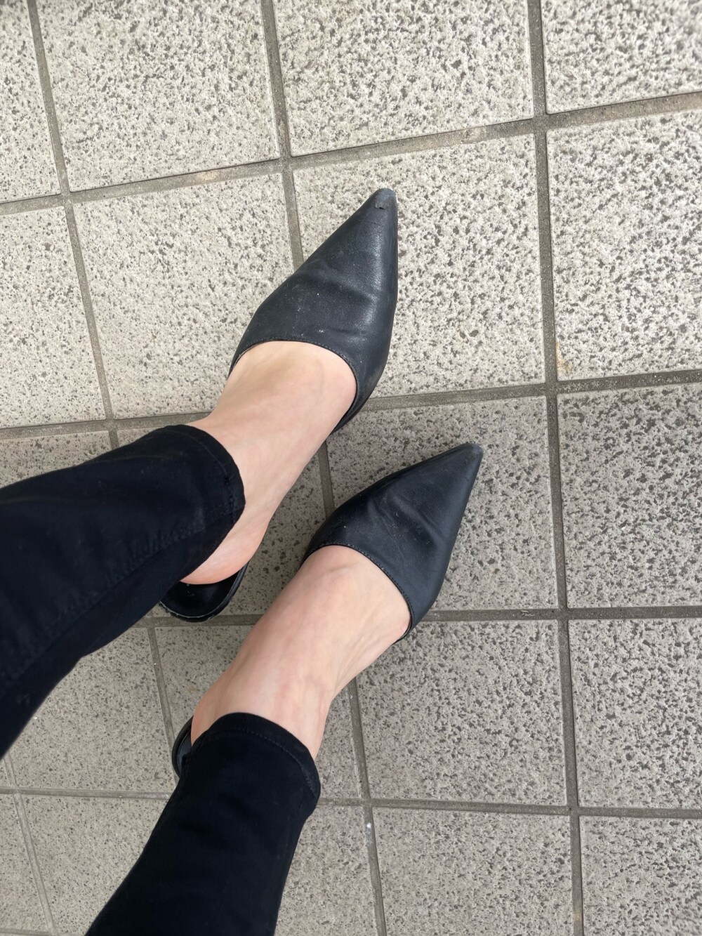 ブルー系のシャツ/ブラウス、ブラック系のデニムパンツ、ブラック系のパンプスを着用したレディースの春コーディネートの7枚目の写真