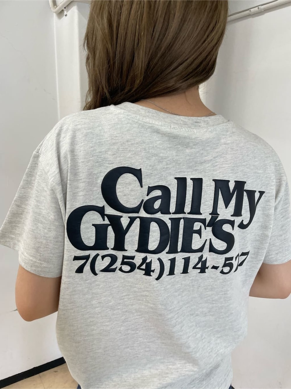 ブラック系のパンプス、ブルー系のデニムパンツ、グレー系のTシャツ/カットソーを着用したレディースの春コーディネートの4枚目の写真