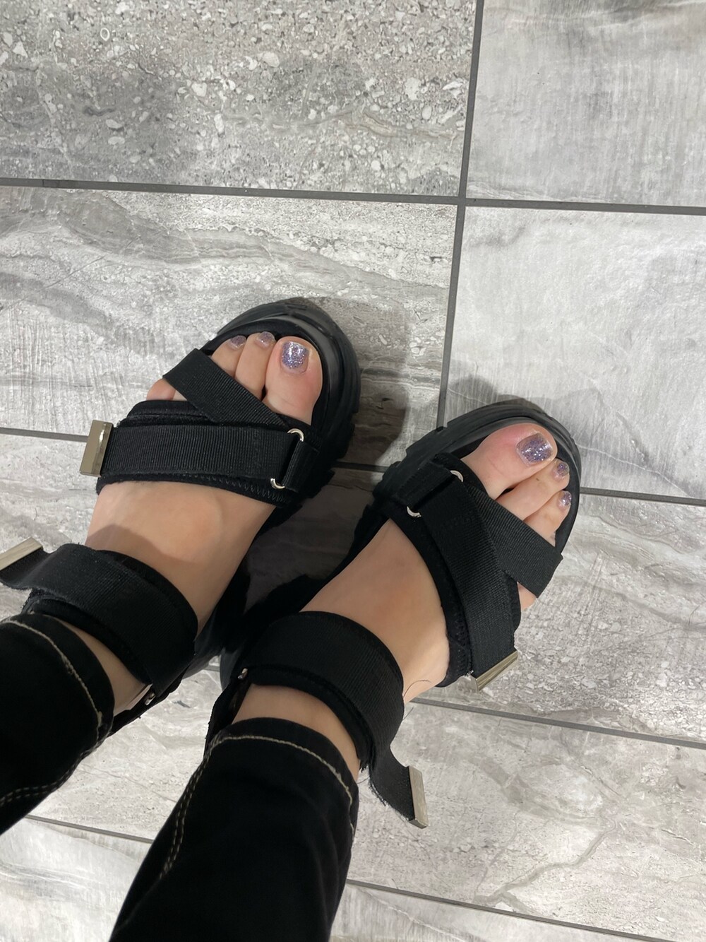 グレー系のTシャツ/カットソー、ブルー系のデニムパンツ、ブラック系のサンダルを着用したレディースの春コーディネートの7枚目の写真