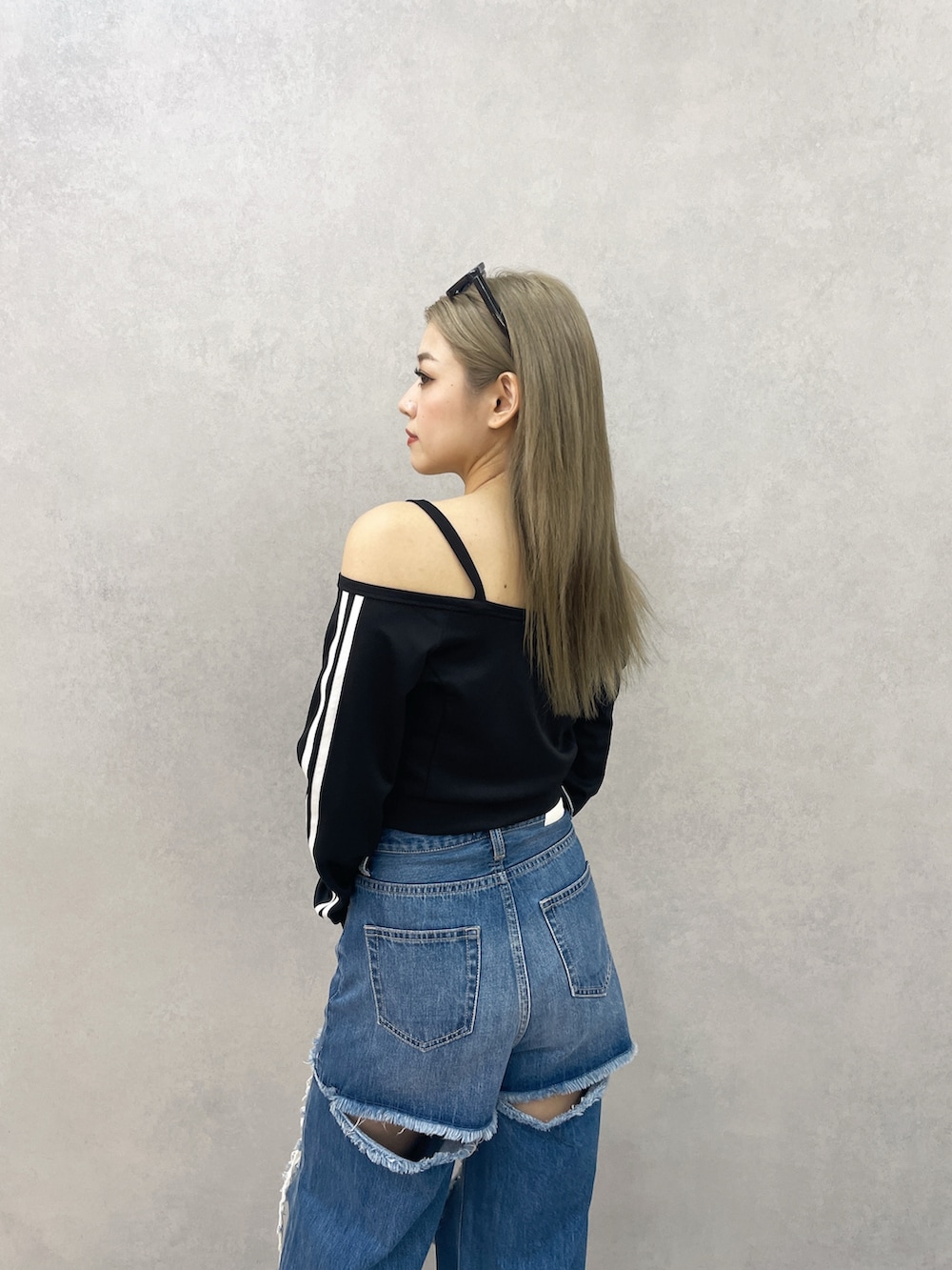 ブラック系のTシャツ/カットソー、ブルー系のデニムパンツを着用したレディースの春コーディネートの3枚目の写真